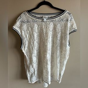 Sleeveless crotchet blouse.